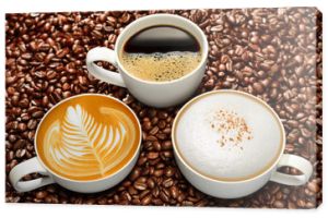 Różnorodność filiżanek kawy na tle ziaren kawy