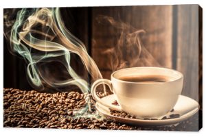 Smakuj filiżankę kawy z prażonymi nasionami