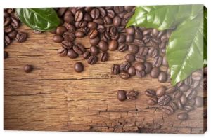 ziarna kawy i zielone liście 