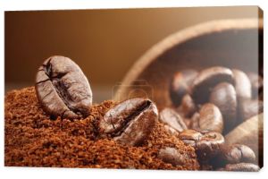 Makro z ziaren kawy na brązowym tle