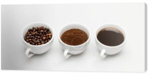 filiżanki z przygotowaną i mieloną kawą w pobliżu fasoli na białym, baner