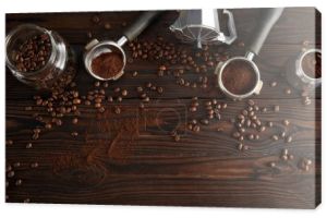 Widok z góry szklany słoik w pobliżu Gejzer ekspres do kawy i portafilters na ciemnym drewnianej powierzchni z ziaren kawy