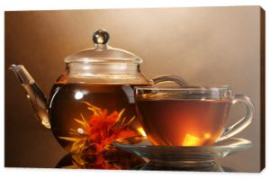 szklany czajniczek i filiżanka z egzotyczną zieloną herbatą