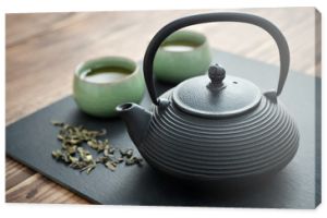 Zielona herbata w żeliwnym czajniczku