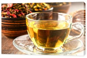Kompozycja z filiżanką herbaty i miseczkami z liści herbaty
