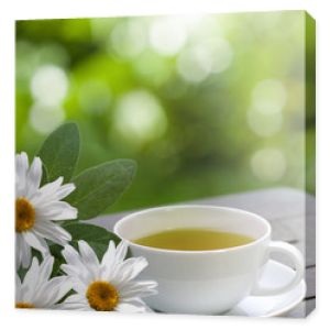 Herbata rumiankowa serwowana na tarasie
