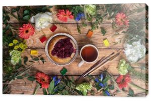 Herbata na podłoże drewniane z kwiatami