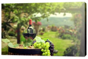 Czerwone wino z beczką na winnicy w zielonej Toskanii we Włoszech