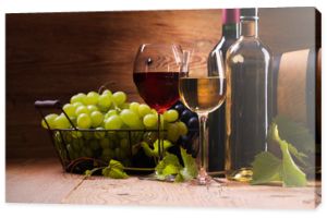 Kieliszki czerwonego i białego wina podawane z winogronami