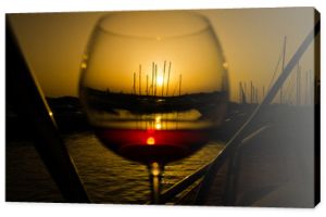 Zachód słońca nad mariną z lampką dobrego wina?