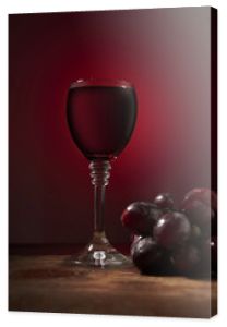 wino i winogrona na czerwonym tle