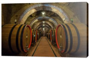 Beczki wina (botti) w piwnicy Montepulciano, Toskania