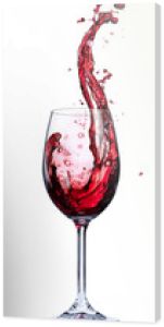Czerwone wino rozpryskiwania się w szklankach
