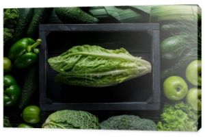 Widok z góry kapusty w drewnianym pudełku między zielone warzywa, zdrowe jedzenie koncepcja