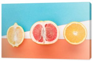 Widok z góry połówki owoców na niebieskim, pomarańczowym i białym tle