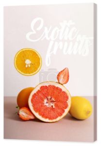 kompozycja owoców z owocami cytrusowymi i truskawkami w pobliżu egzotycznych owoców z napisem na beżu