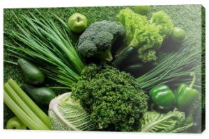 Widok z góry niegotowane smaczny zielonych warzyw na trawie, zdrowe jedzenie koncepcja
