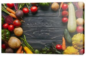 Rama zdrowe lato warzyw na ciemny drewniany stół