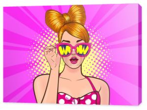 Wow zaskoczona kobieta otwarte usta trzymając okulary przeciwsłoneczne w dłoni w Pop Art Comic Style
