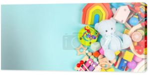 Zabawki dla dzieci na jasnoniebieskim tle. Kolorowe edukacyjne drewniane i muzyczne zabawki. Widok z góry, płaski