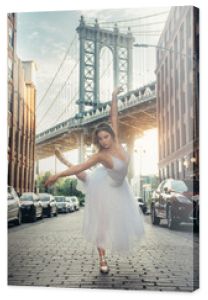 Elegancka tancerka baletowa kobieta tańczy balet w mieście