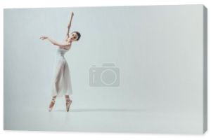 atrakcyjne baleriny w białej sukni tańczy w studio, na białym tle