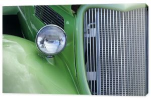 Zbliżenie klasycznego zielonego samochodu do pieczenia
