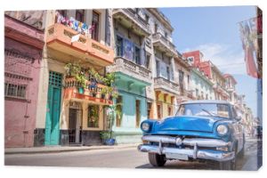 Niebieski vintage klasyczny amerykański samochód w kolorowej ulicy w Hawanie na Kubie. Koncepcja podróży i turystyki.