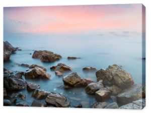 spokojne wybrzeże morskie z kamieniami wczesnym rankiem