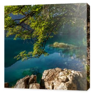 Alpejskie jezioro i jesienny las w świetle słonecznym. Niesamowity krajobraz przyrody. jezioro Fusine, Alpy Dolomity. Jesienna sceneria zachodu słońca.