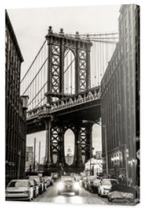 Manhattan Bridge widziany z ulicy Waszyngtona na Brooklynie w Nowym Jorku, USA. Jogger ruchu blured działa na pierwszym planie. Obraz czarno-biały.