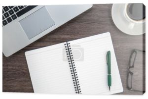 Laptop, notatnik i kawy kubek na biurko