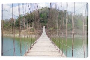 most wiszący rozciąga się przez środek jeziora Kaeng Krachan turystycznej dzielnicy w Tajlandii. Ten obraz dla koncepcja przyrody, krajobrazu i wakacje
