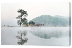 Opuszczone domki nad brzegiem morza z widokiem na zbiornik Poranna mgła, jezioro w dolinie z widokiem na tajlandzką wieś, chłodna i spokojna atmosfera jak we śnie.