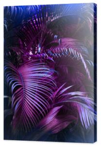 Żywy fioletowy wzór liści palmowych. Niebieski filtr kolorowy gradient. Kreatywny układ, stonowany, pionowy