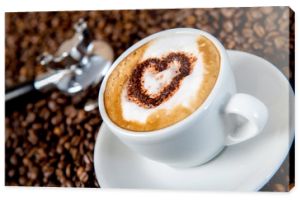 cappuccino z dużą ilością ziaren kawy