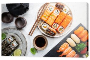 Zestaw sushi i maki z sosem sojowym na białym tle. Widok z góry z miejscem na kopię