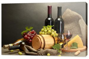 beczka, butelki i kieliszki wina, sera i dojrzałych winogron