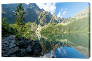 piękne górskie jezioro Morskie Oko w Tatrach, Polska