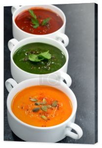 asortyment świeżych warzyw zupy na ciemnym tle, pionowe