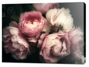 Piękny bukiet różowych róż, kwiaty na ciemnym tle, miękki i romantyczny filtr vintage, wyglądający jak stary obraz