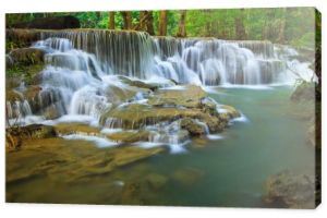 Wodospad w lesie Kanjanaburi