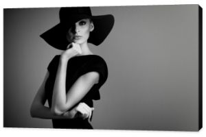 modny portret eleganckiej kobiety w czarno-białym kapeluszu