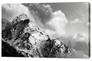 Czarno-biały obraz ośnieżonego szczytu górskiego