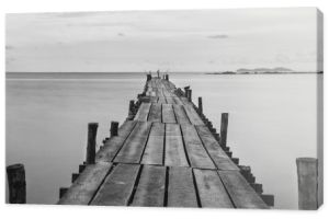 fotografii czarno-białej plaży drewniane molo