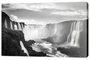 Wodospady Iguazu w Argentynie, czarny biały monochromatyczny obraz. Widok z Diabelskich Ust. Majestatyczne potężne kaskady wodne z mgłą.