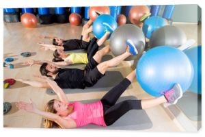 Fitball crunch trening grupowy core fitness na siłowni