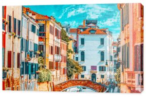 Wenecja, Włochy - 12 maja 2017: Widoki z najpiękniejszych kanałów Wenecji, wąskie uliczki, domy.