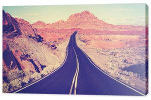 Vintage stonowana zakrzywiona autostrada pustynna, koncepcja podróży, USA