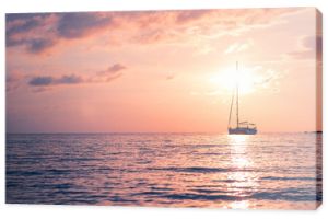 Jacht na morzu z widokiem na zachód słońca i niebo o zmierzchu